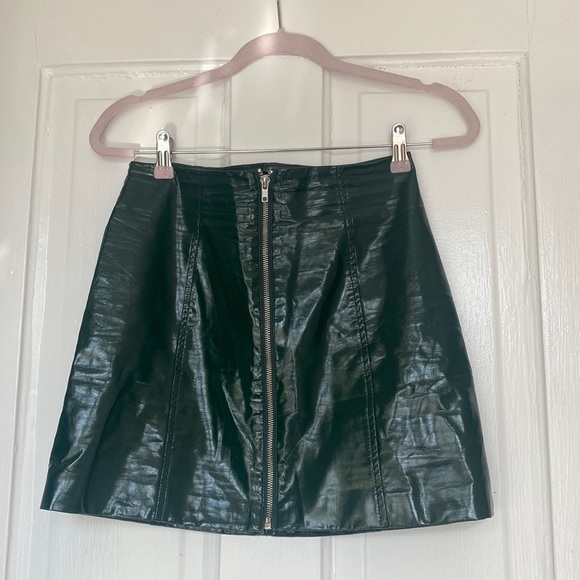 F21 Vinyl Zipper Mini Skirt - Picture 5 of 7